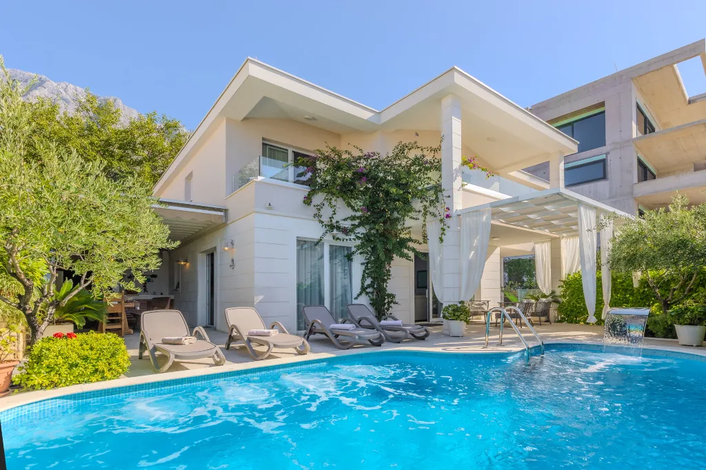 Modern Villa With Heated Pool, 4 Bedrooms – Makarska