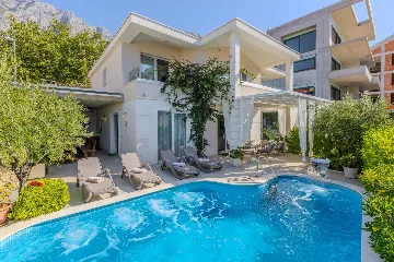 Modern Villa With Heated Pool, 4 Bedrooms – Makarska