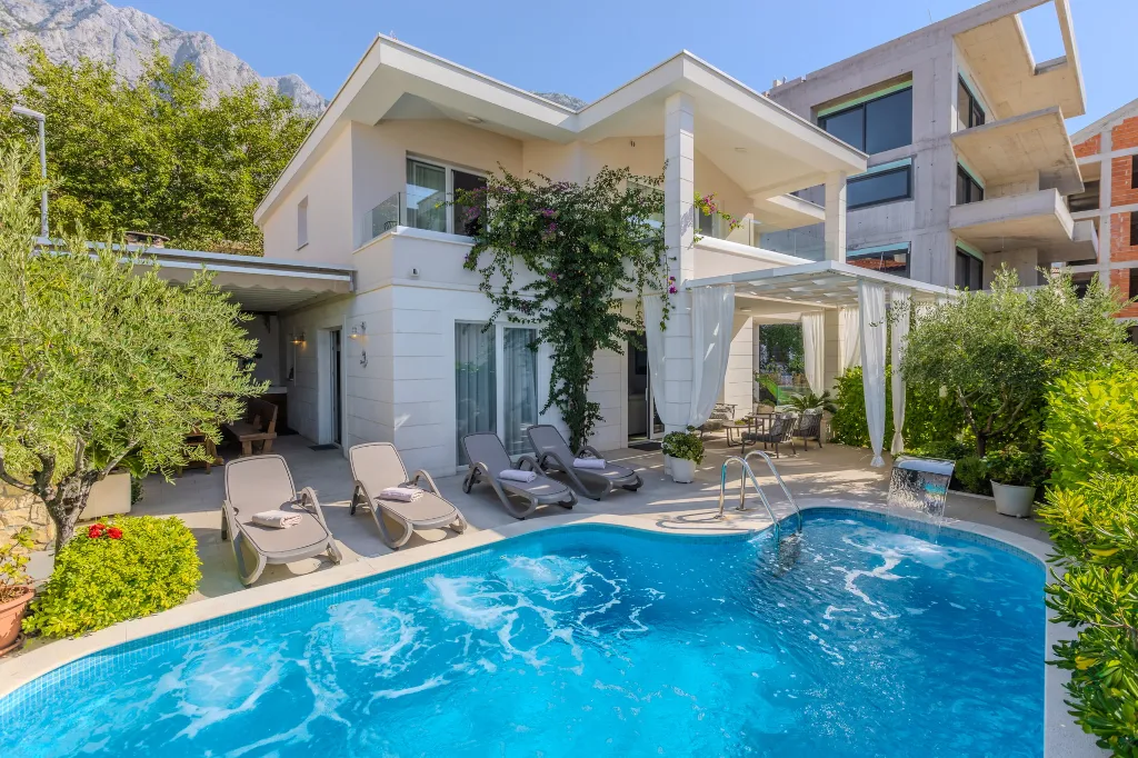 Modern Villa With Heated Pool, 4 Bedrooms – Makarska
