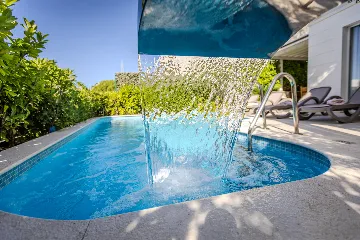 Modern Villa With Heated Pool, 4 Bedrooms – Makarska