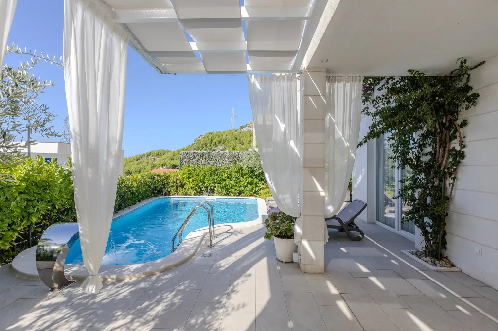 Modern Villa With Heated Pool, 4 Bedrooms – Makarska