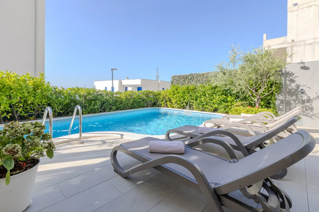 Modern Villa With Heated Pool, 4 Bedrooms – Makarska