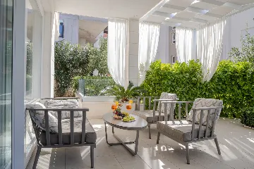 Modern Villa With Heated Pool, 4 Bedrooms – Makarska