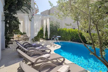 Modern Villa With Heated Pool, 4 Bedrooms – Makarska