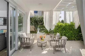 Modern Villa With Heated Pool, 4 Bedrooms – Makarska