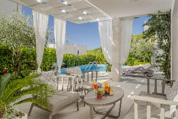 Modern Villa With Heated Pool, 4 Bedrooms – Makarska