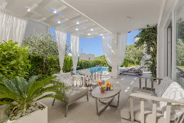 Modern Villa With Heated Pool, 4 Bedrooms – Makarska