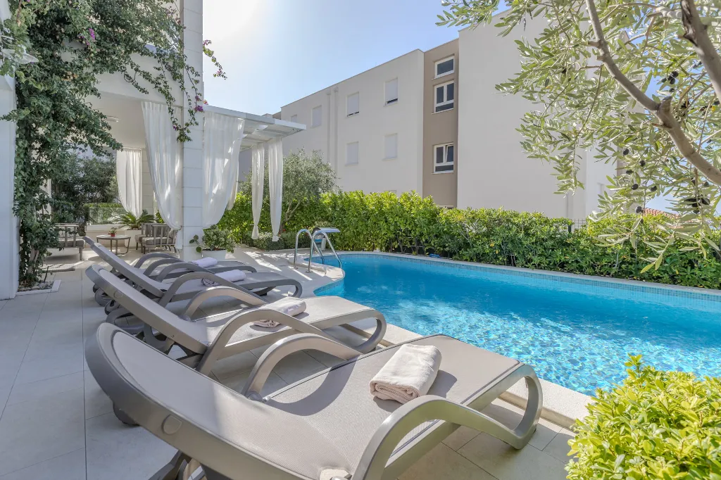 Modern Villa With Heated Pool, 4 Bedrooms – Makarska