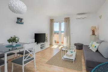 Modern Family Villa with Heated Pool in Kaštel Gomilica