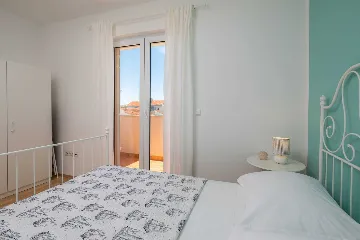 Modern Family Villa with Heated Pool in Kaštel Gomilica