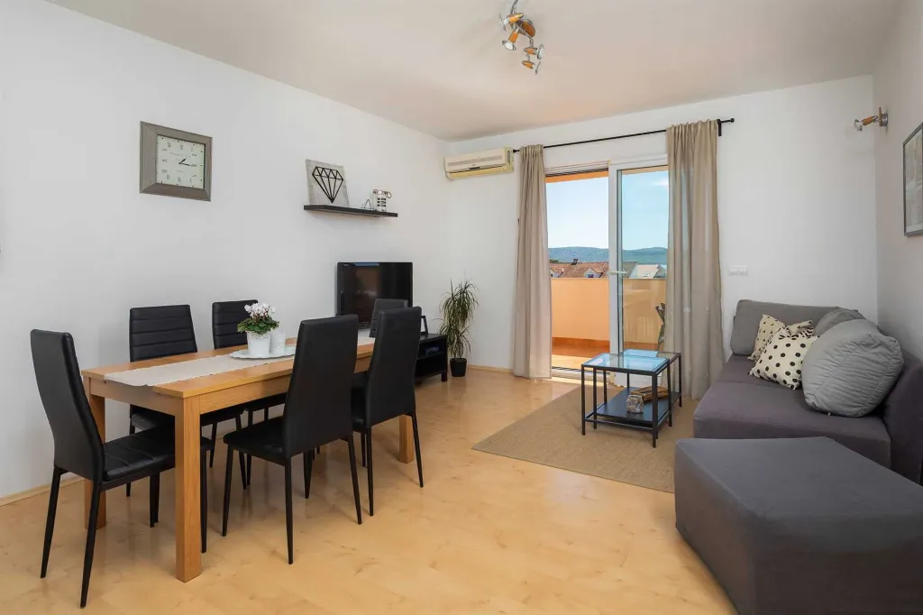 Modern Family Villa with Heated Pool in Kaštel Gomilica