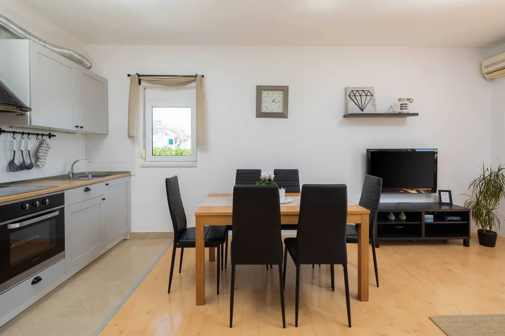 Modern Family Villa with Heated Pool in Kaštel Gomilica