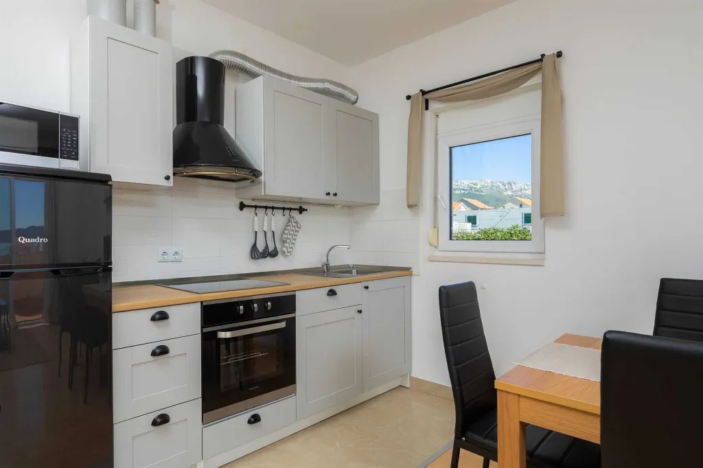 Modern Family Villa with Heated Pool in Kaštel Gomilica