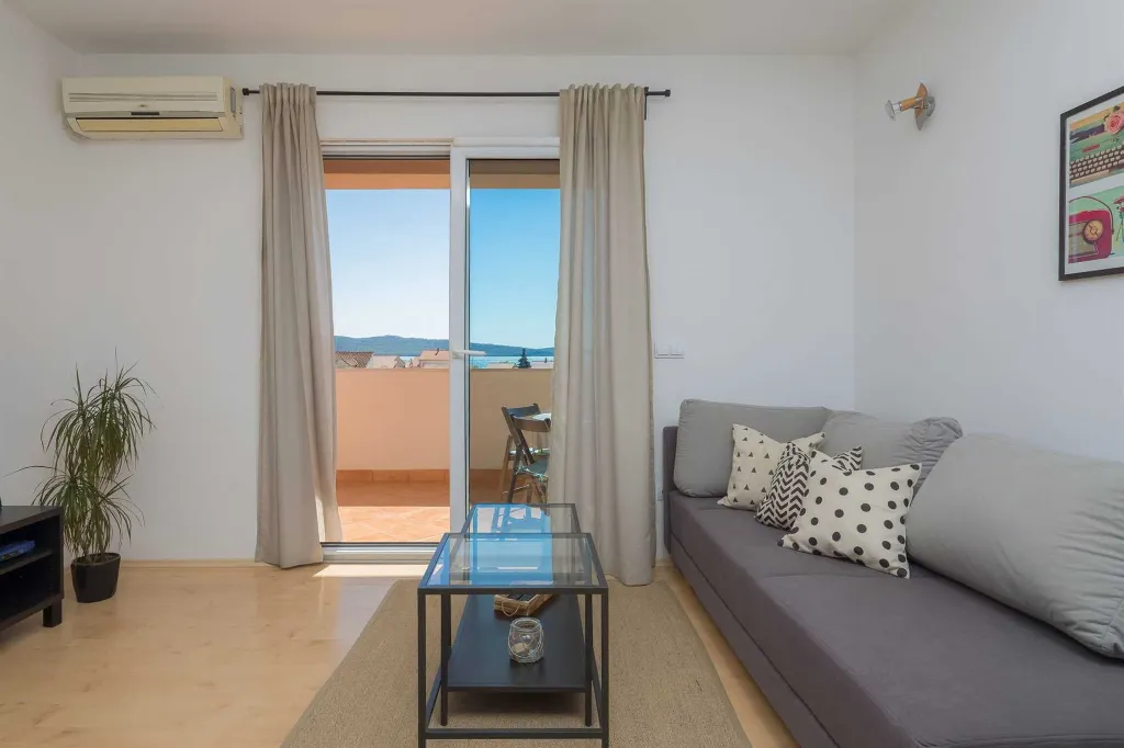 Modern Family Villa with Heated Pool in Kaštel Gomilica