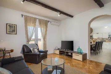 Modern Family Villa with Heated Pool in Kaštel Gomilica