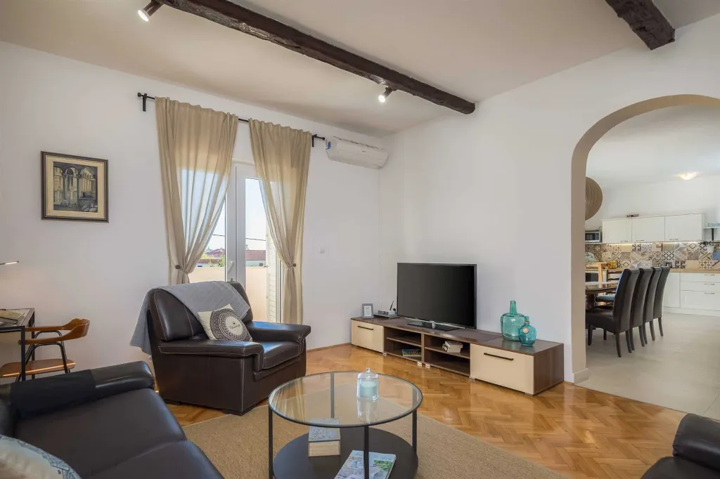 Modern Family Villa with Heated Pool in Kaštel Gomilica