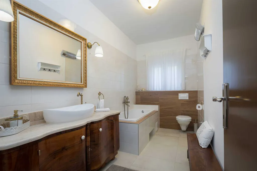 Modern Family Villa with Heated Pool in Kaštel Gomilica