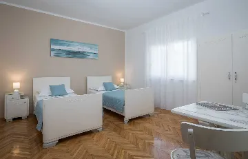 Modern Family Villa with Heated Pool in Kaštel Gomilica