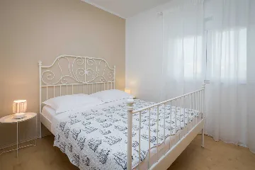 Modern Family Villa with Heated Pool in Kaštel Gomilica