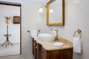 Modern Family Villa with Heated Pool in Kaštel Gomilica