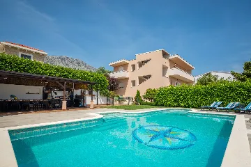 Modern Family Villa with Heated Pool in Kaštel Gomilica