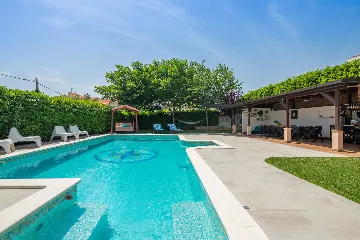 Modern Family Villa with Heated Pool in Kaštel Gomilica