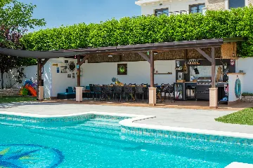 Modern Family Villa with Heated Pool in Kaštel Gomilica