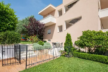 Modern Family Villa with Heated Pool in Kaštel Gomilica