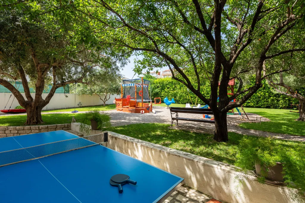 Modern Family Villa with Heated Pool in Kaštel Gomilica