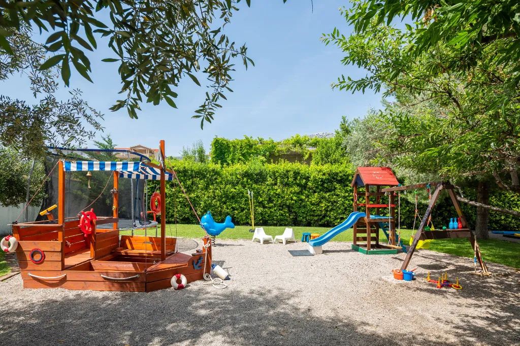 Modern Family Villa with Heated Pool in Kaštel Gomilica
