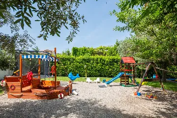 Modern Family Villa with Heated Pool in Kaštel Gomilica