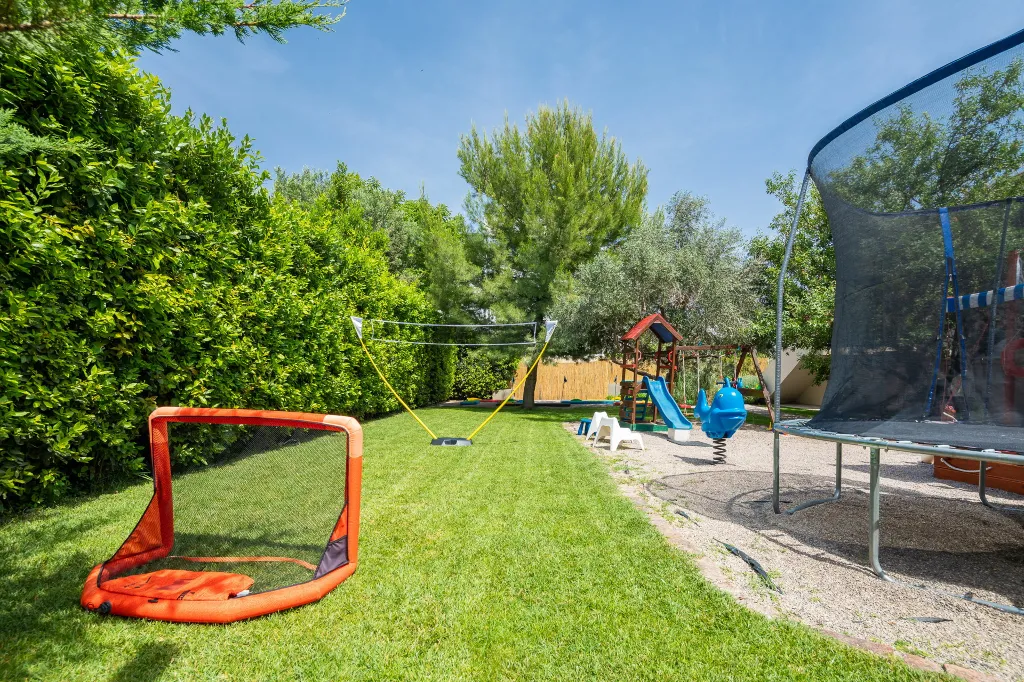 Modern Family Villa with Heated Pool in Kaštel Gomilica