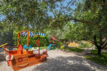 Modern Family Villa with Heated Pool in Kaštel Gomilica