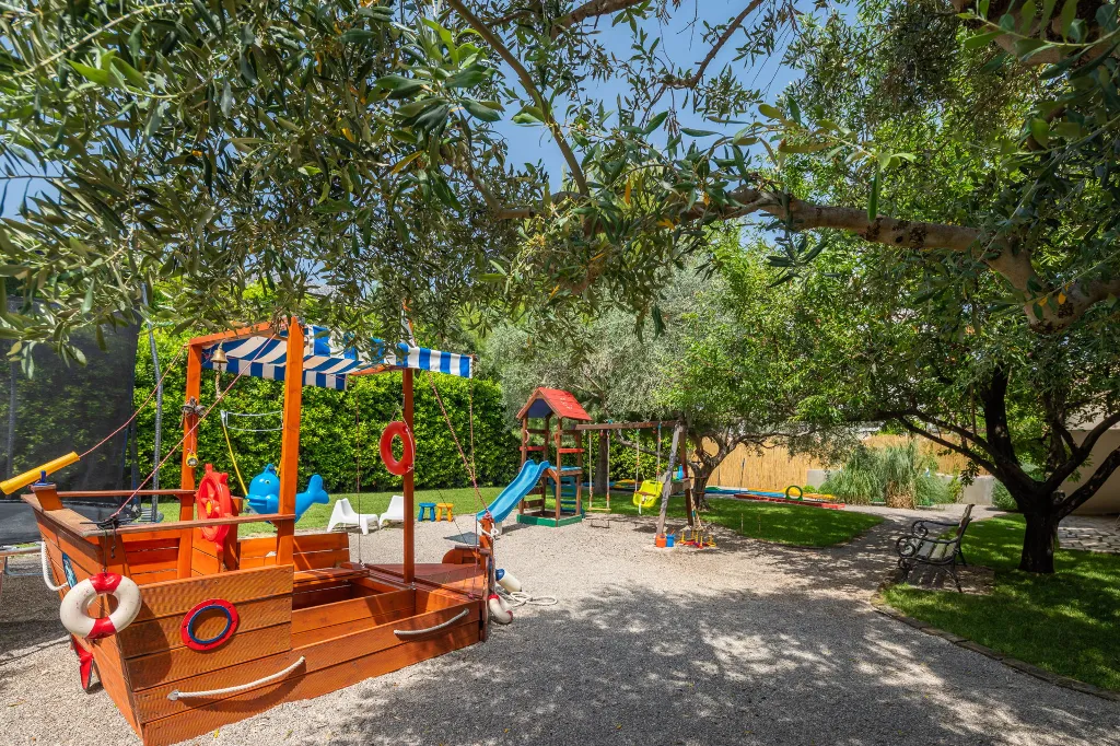 Modern Family Villa with Heated Pool in Kaštel Gomilica