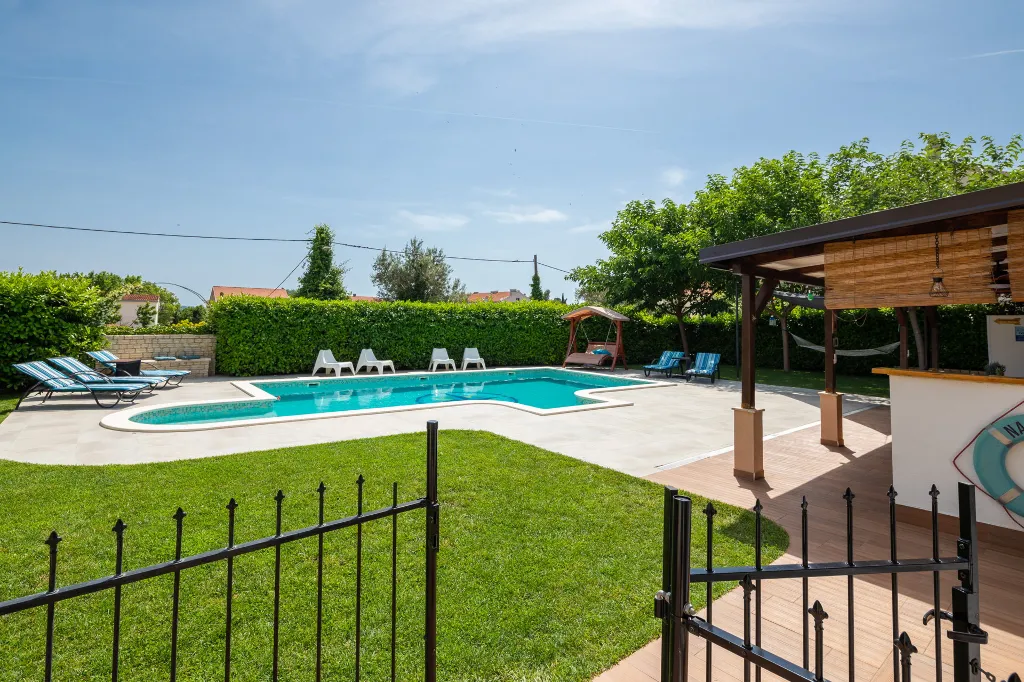Modern Family Villa with Heated Pool in Kaštel Gomilica