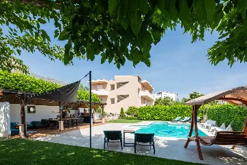 Modern Family Villa with Heated Pool in Kaštel Gomilica