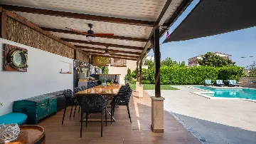 Modern Family Villa with Heated Pool in Kaštel Gomilica