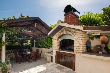 Modern Family Villa with Heated Pool in Kaštel Gomilica