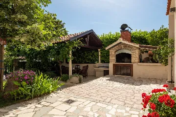 Modern Family Villa with Heated Pool in Kaštel Gomilica