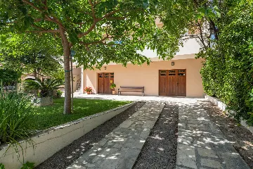 Modern Family Villa with Heated Pool in Kaštel Gomilica