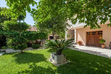 Modern Family Villa with Heated Pool in Kaštel Gomilica