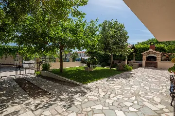 Modern Family Villa with Heated Pool in Kaštel Gomilica