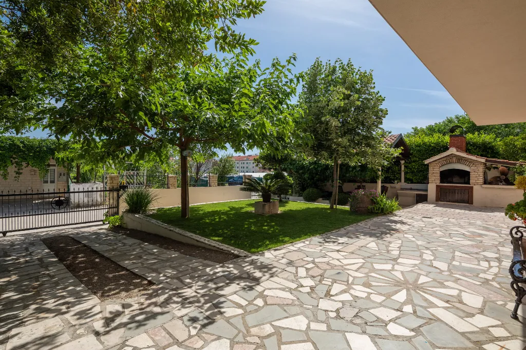 Modern Family Villa with Heated Pool in Kaštel Gomilica