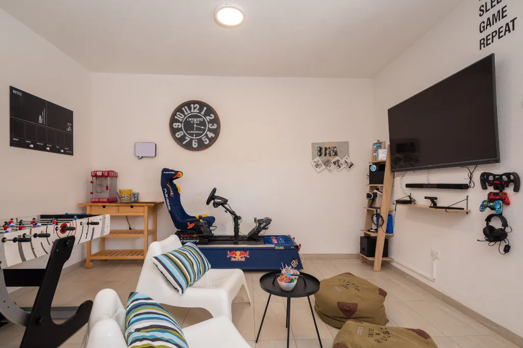 Modern Family Villa with Heated Pool in Kaštel Gomilica