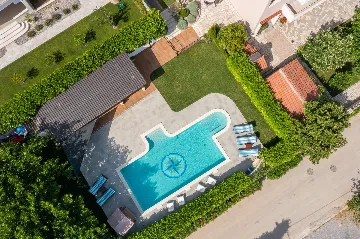 Modern Family Villa with Heated Pool in Kaštel Gomilica
