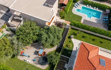 Modern Family Villa with Heated Pool in Kaštel Gomilica