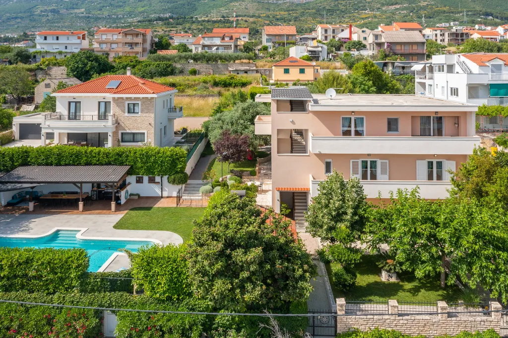 Modern Family Villa with Heated Pool in Kaštel Gomilica