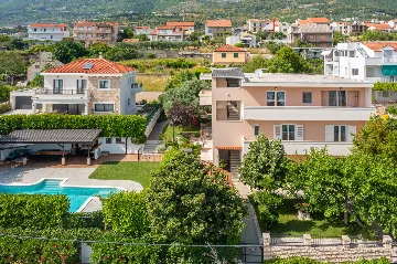 Modern Family Villa with Heated Pool in Kaštel Gomilica