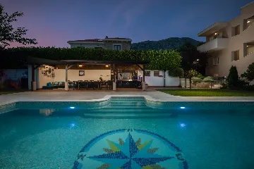 Modern Family Villa with Heated Pool in Kaštel Gomilica