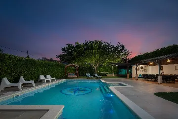 Modern Family Villa with Heated Pool in Kaštel Gomilica